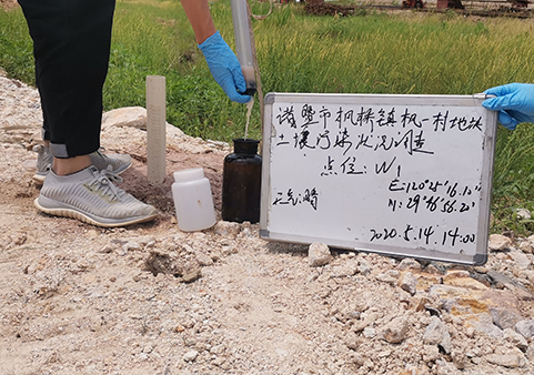 地下水現(xiàn)場(chǎng)采樣圖-浙江中地凈土科技有限公司